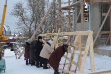 Воздвижение крестов на купола храма Рождества Пресвятой Богородицы